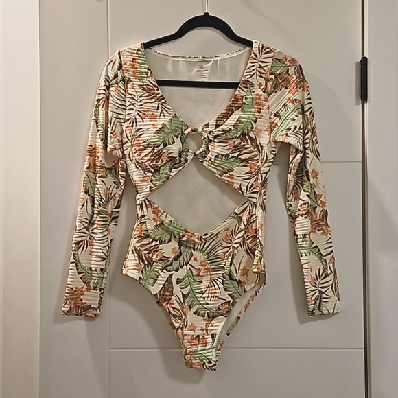 Rip Curl 1pc Bathingsuit - Picture 2 of 6